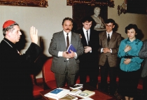 Kard. J&oacute;zef Glemp błogosławi założycielom Norbertinum