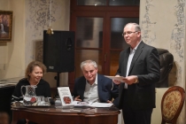 Piotr Sanetra prezentuje tw&oacute;rczość Mariusza Olbromskiego (fot. Krzysztof Radzki / Radio Lublin)