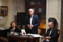 Mariusz Olbromski przedstawia kulisy powstania książki (fot. Krzysztof Radzki / Radio Lublin)